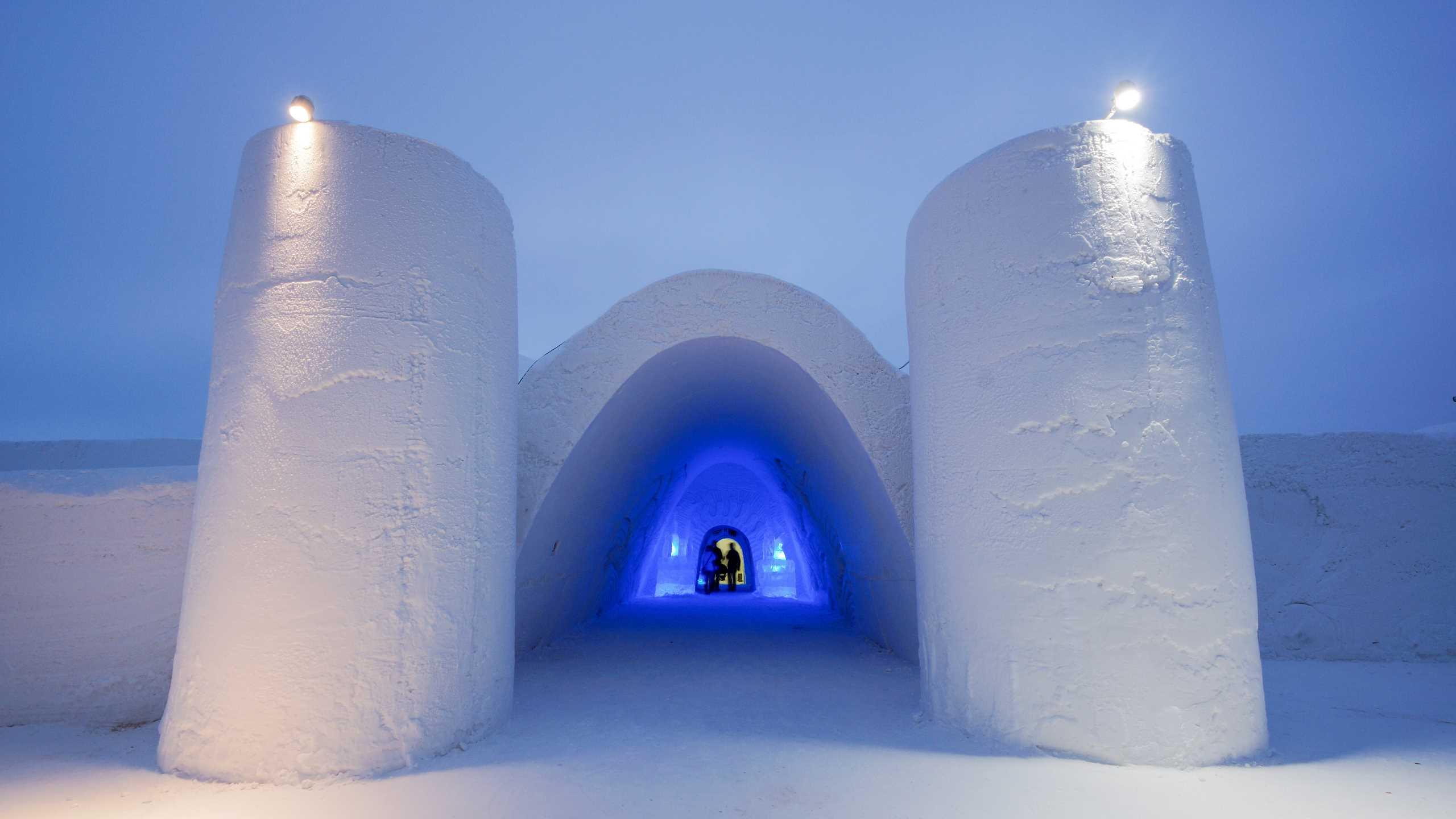 Eingang zum Eishotel Snow Castle im Jahr 2015