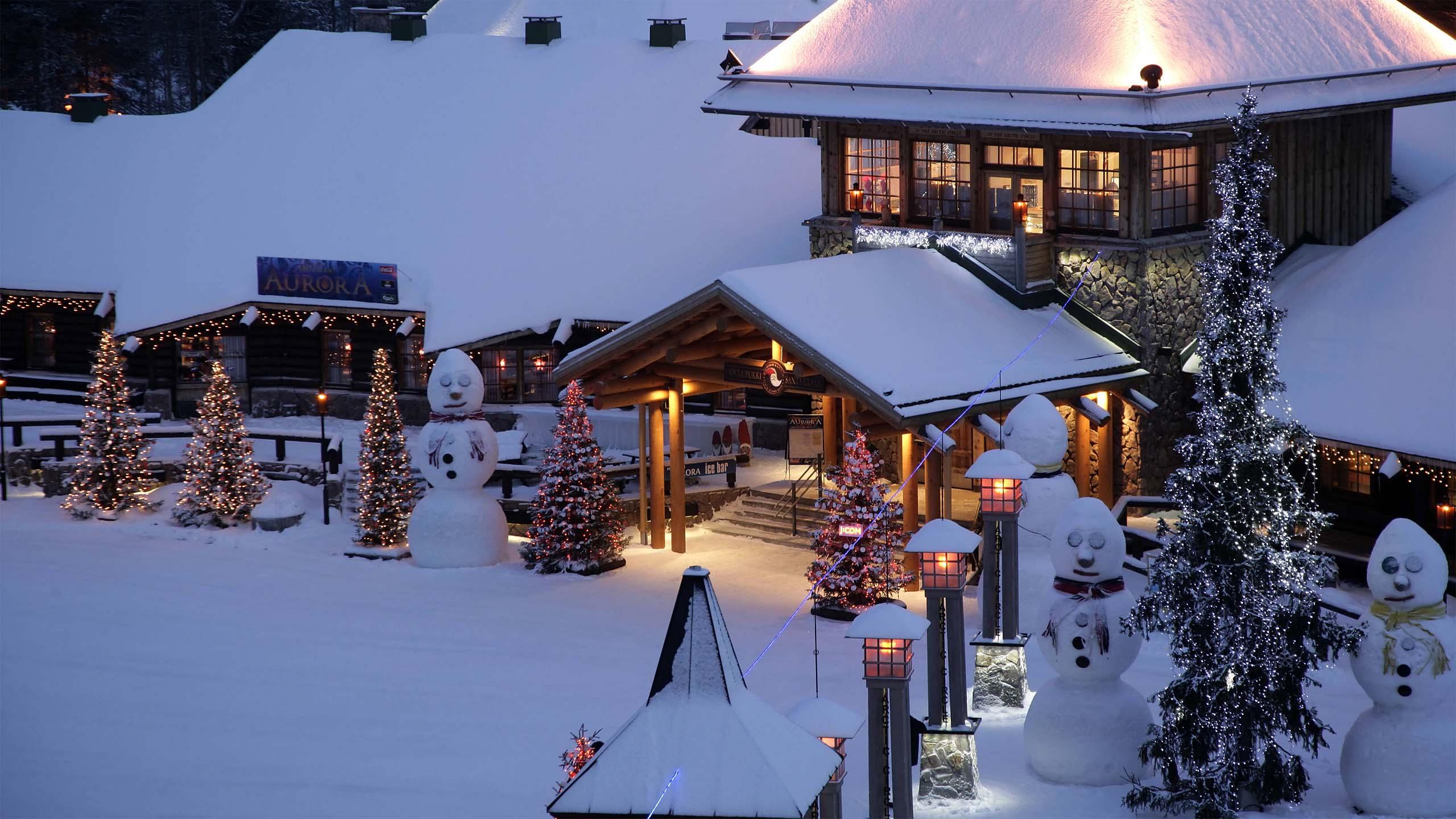 Das Santa Claus Village in Rovaniemi in Finnisch Lappland