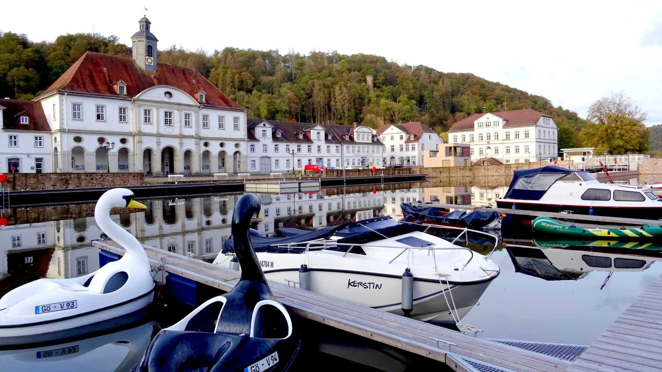 Hafenansicht von Bad Karlshafen mit Rathaus und Schleuse