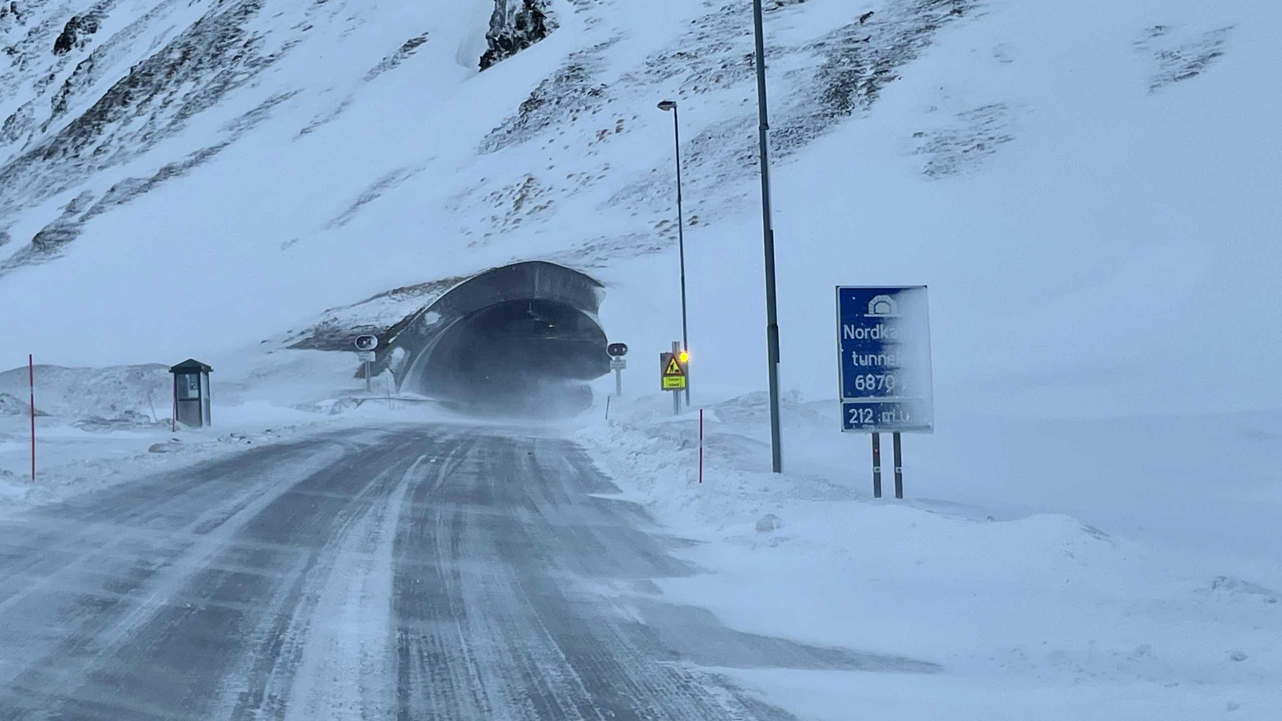 Nördliche Einfahrt in den Nordkap Tunnel